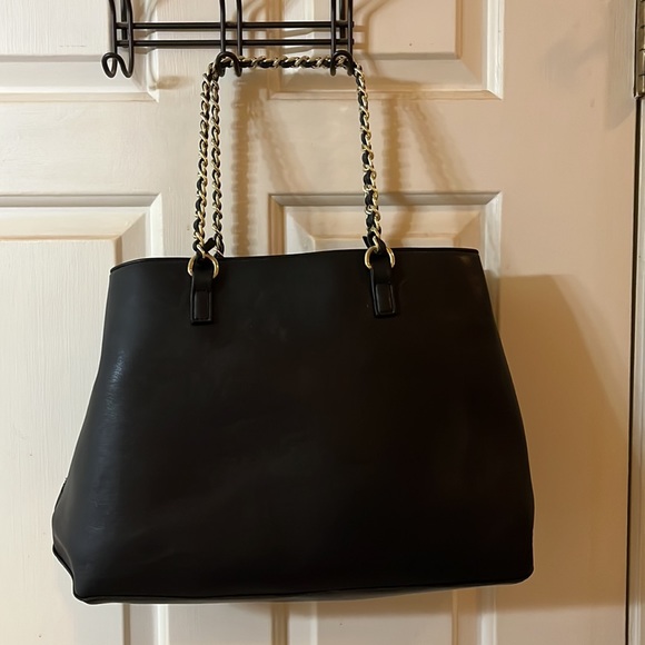 Guess purse with matching wallet. - Picture 2 of 10